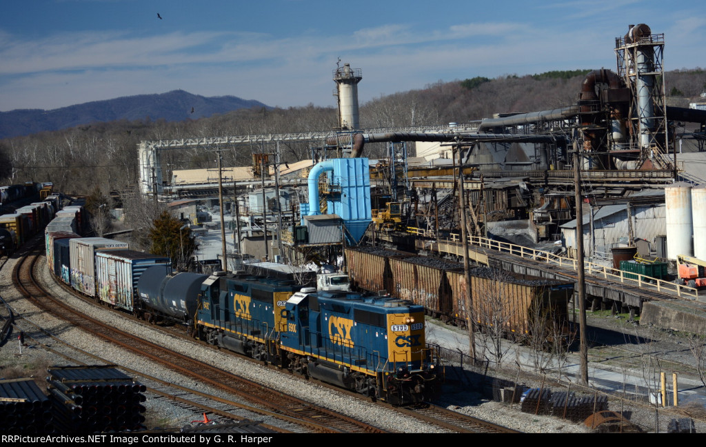 The third train of the afternoon was the CSX local L206 returning to Lynchburg after having worked the G-P paper mill in Big Island, VA.  U.S. Pipe facility to the right.  Tobacco Row Mountain in the background.